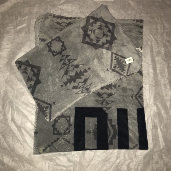 VS ๐ PINK HTF Gray Aztec Stadium Blanket โข UFT - Picture 2 of 8